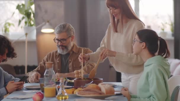 Όμορφη Μητέρα Ανακατεύοντας Σαλάτα Χαμογελώντας Και Μιλώντας Τον Σύζυγο Και — Αρχείο Βίντεο