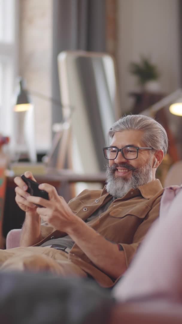 Tiro Vertical Hombre Feliz Mediana Edad Con Pelo Gris Barba — Vídeos de Stock