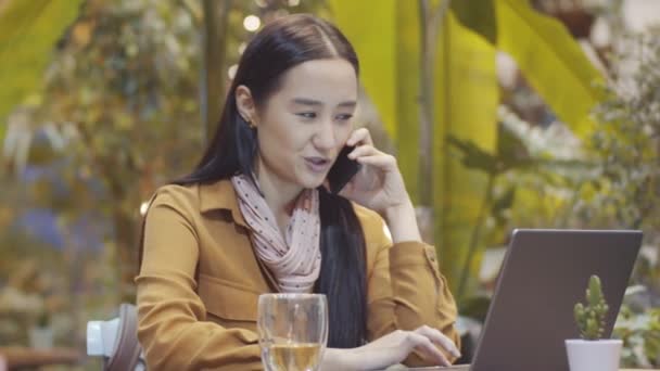 Ung Söt Asiatisk Kvinna Ler Talar Mobiltelefon Och Arbetar Bärbar — Stockvideo