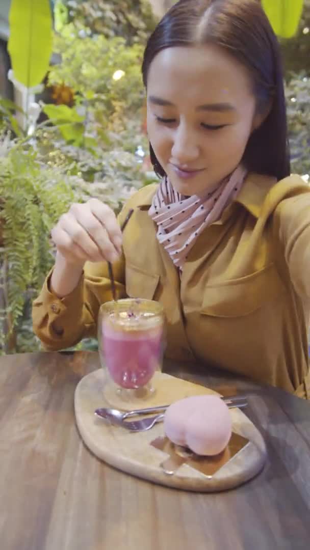 Plan Vertical Jeune Femme Asiatique Attrayante Remuant Cocktail Rose Avec — Video