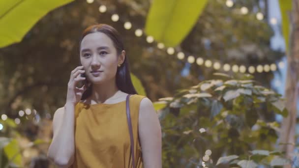 Cintura Hasta Tiro Joven Morena Mujer Asiática Elegante Vestido Amarillo — Vídeo de stock