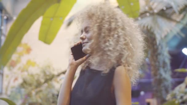 Peito Para Cima Tiro Jovem Mulher Bonita Com Cabelo Encaracolado — Vídeo de Stock