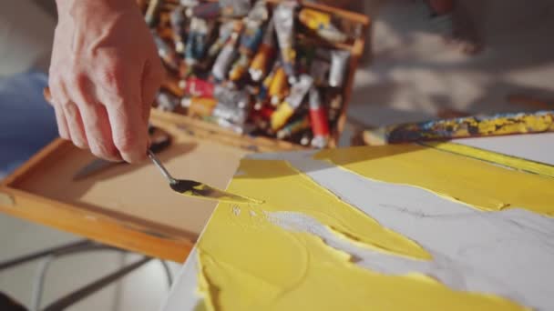 팔레트 나이프 캔버스에 노란색 페인트를칠 미술가의 가까이 — 비디오
