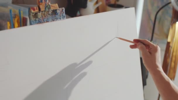 Über Die Schulter Geschossen Von Mann Brille Zeichnung Mit Bleistift — Stockvideo