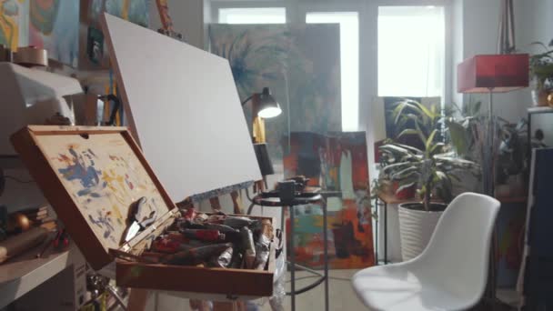 Spurensuche Inneren Eines Ateliers Für Kreative Kunst Ohne Menschen Gibt — Stockvideo