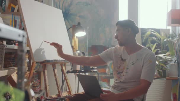 Artista Masculino Creativo Sosteniendo Ordenador Portátil Regazo Dibujo Con Lápiz — Vídeos de Stock