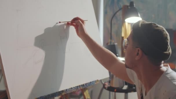 Tilt Aufnahme Von Kreativen Mann Gemälde Bild Auf Leinwand Mit — Stockvideo