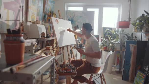 Zoom Toma Artista Masculino Profesional Sosteniendo Paleta Madera Aplicando Pintura — Vídeos de Stock