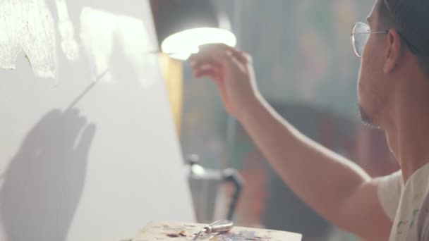 Männlicher Künstler Mit Holzpalette Pinsel Mit Farbe Beladen Und Auf — Stockvideo