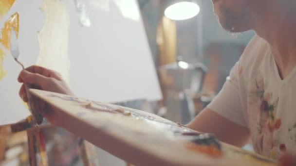Nahaufnahme Eines Männlichen Künstlers Gebeizten Shirt Mit Holzpalette Und Palettenmesser — Stockvideo