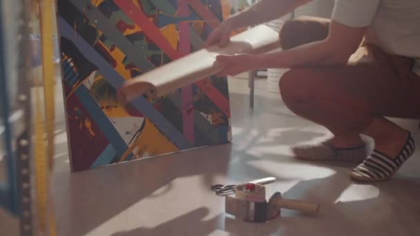 Erkek Sanatçı Soyut Resimleri Stüdyodaki Kraft Kağıdına Yerleştirirken Aynı Zamanda — Stok video