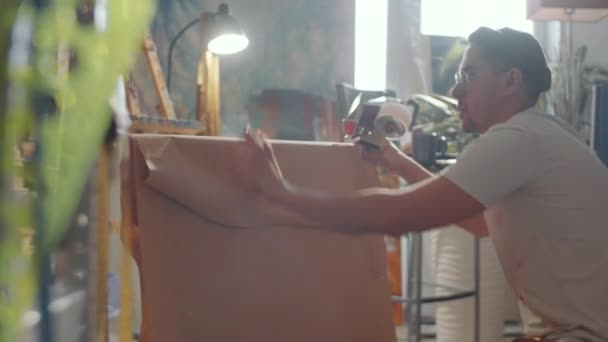 Professionele Mannelijke Schilder Met Behulp Van Zelfklevende Tape Dispenser Tijdens — Stockvideo