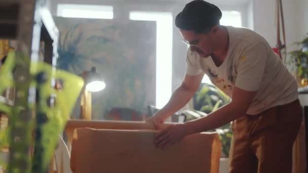 Man Kunstenaar Met Behulp Van Kraftpapier Schaar Tijdens Het Verpakken — Stockvideo
