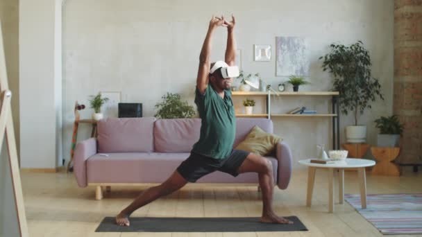 Athletischer Afroamerikanischer Mann Headset Und Sportbekleidung Praktiziert Yoga Auf Matte — Stockvideo