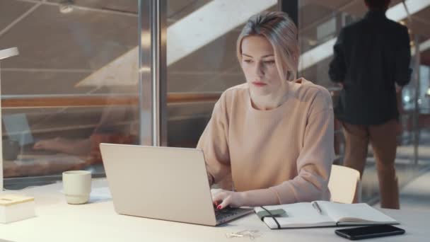 Młoda Piękna Blondynka Biznes Pani Casual Ubrania Smsowanie Laptopie Zapisać — Wideo stockowe