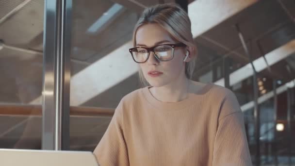 Arc Shot Van Mooie Blanke Zakenvrouw Draadloze Oortelefoons Glazen Hebben — Stockvideo