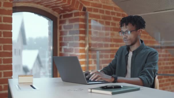 Joven Alegre Hombre Afroamericano Con Trenzas Usando Ordenador Portátil Luego — Vídeo de stock