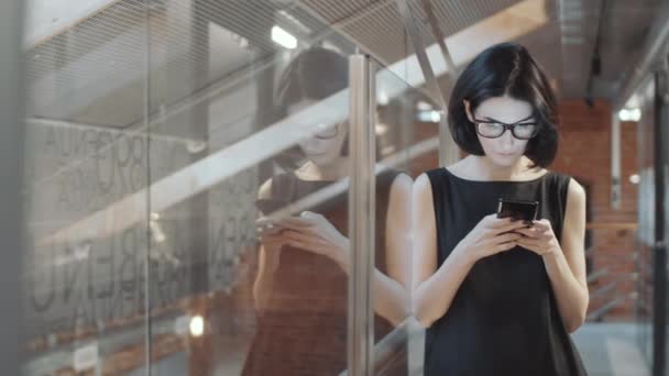 Cintura Hasta Tiro Caucásico Morena Dama Negocios Vestido Elegante Gafas — Vídeos de Stock