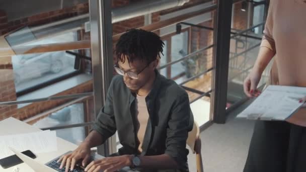 Alto Ángulo Tiro Hombre Joven Afroamericano Utilizando Ordenador Portátil Escritorio — Vídeo de stock