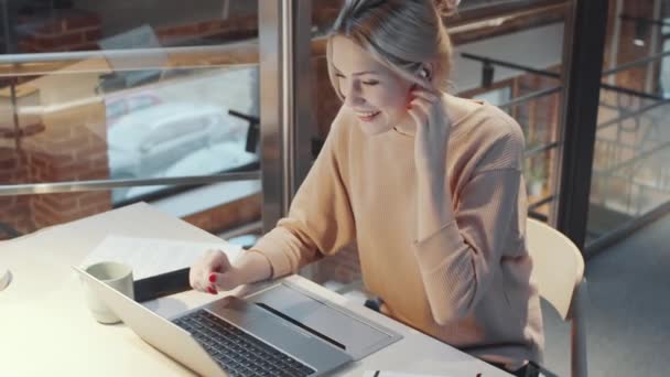 Alto Ángulo Tiro Mujer Rubia Atractiva Auriculares Inalámbricos Sonriendo Charlando — Vídeo de stock