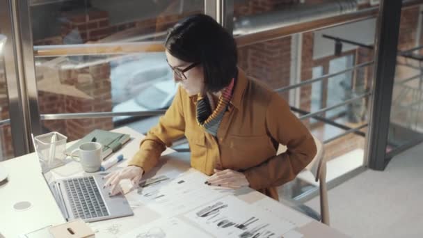 Captura Ángulo Alto Diseñadora Moda Femenina Gafas Escribiendo Ordenador Portátil — Vídeo de stock