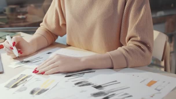 Gözlüklü Sarışın Kadın Tasarımcının Stüdyoda Masa Başında Çalışırken Keçeli Kalemle — Stok video