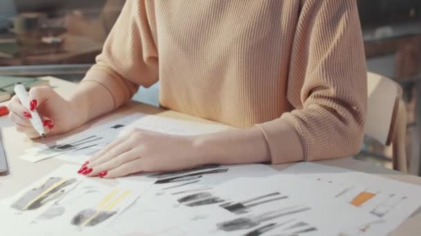 Tilt Aufnahme Der Blonden Designerin Brille Mit Filzstift Bei Der — Stockvideo