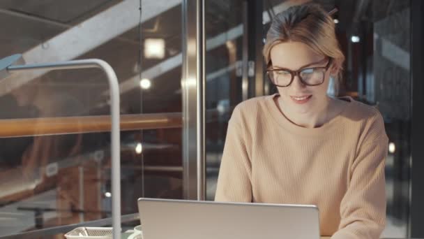 Mladý Krásný Blondýnka Žena Béžový Svetr Brýle Textové Notebook Pak — Stock video