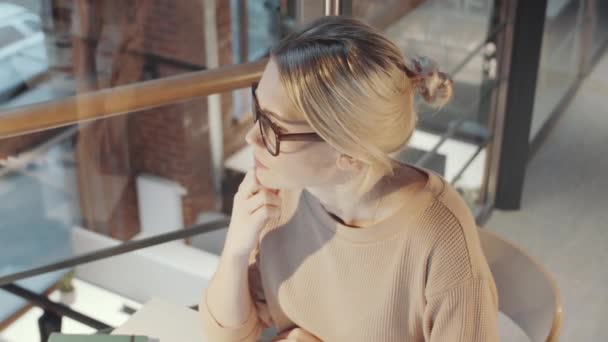 Нахиліть Вниз Знімок Вдумливої Блондинки Окулярах Дивлячись Через Скляну Офісну — стокове відео