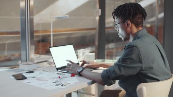 Arco Tiro Del Diseñador Moda Masculino Afroamericano Joven Escribiendo Ordenador — Vídeos de Stock