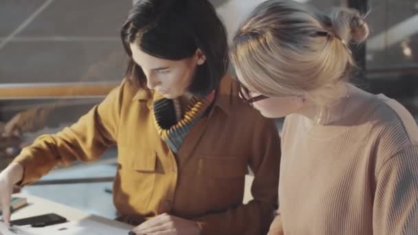 Incline Filmagem Duas Mulheres Estilistas Assistindo Esboços Roupas Discutindo Enquanto — Vídeo de Stock