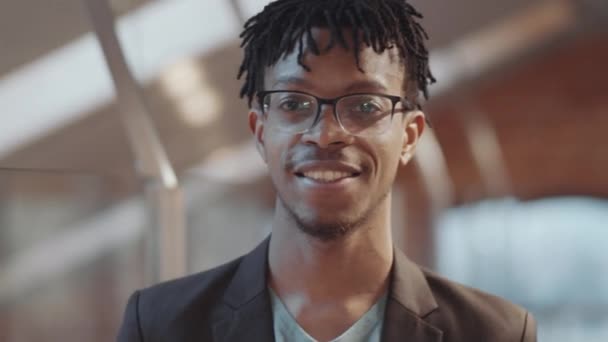 Bröst Upp Skott Unga Glada Afroamerikanska Mannen Glasögon Och Smart — Stockvideo