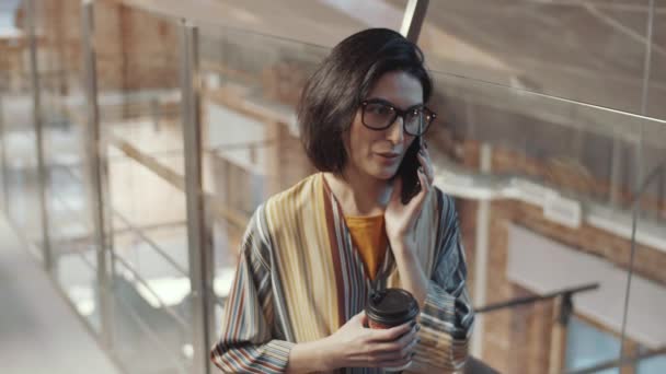 Alto Ángulo Tiro Mujer Negocios Morena Ropa Casualwear Vasos Que — Vídeo de stock