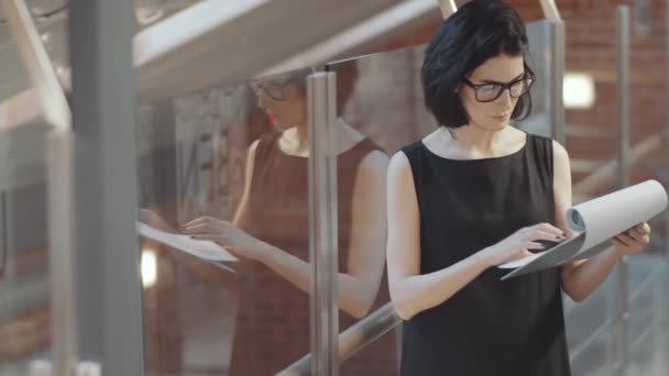 Schöne Brünette Frau Stylischem Schwarzen Kleid Und Brille Steht Neben — Stockvideo