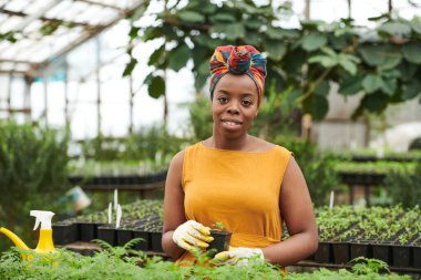 Bahçede çalışan kadın.