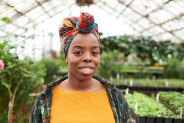 Bahçede çalışan çiftçi.