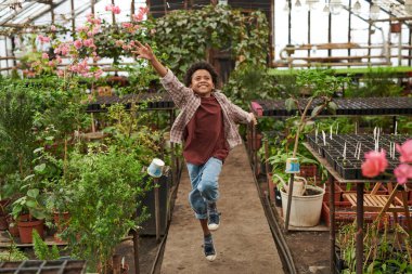 Bahçede oynayan çocuk