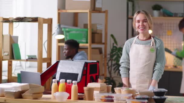 Retrato Una Joven Hermosa Mujer Delantal Guantes Pie Cocina Entrega — Vídeos de Stock