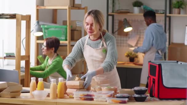 Jonge Mooie Vrouw Schort Handschoenen Het Nemen Van Notities Klembord — Stockvideo