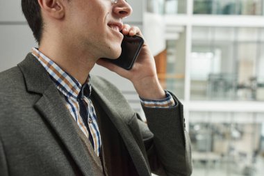 Telefonda konuşan adam.