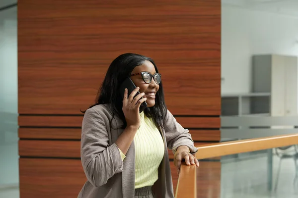 Mulher falando em um telefone celular — Fotografia de Stock