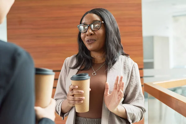 Vrouw die koffie drinkt en praat — Stockfoto