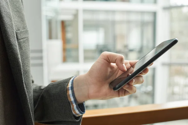 Hombre usando teléfono móvil — Foto de Stock