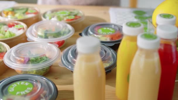 环保食品贴纸 贴在盛有色拉的容器上 同时准备健康送餐服务的定单 — 图库视频影像