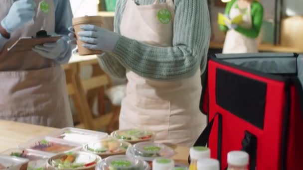 Przybliżenie Młodej Białej Kobiety Fartuchu Rękawiczkach Pakującej Eko Żywność Torby — Wideo stockowe
