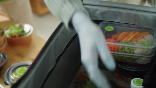 用新鲜有机食品装袋的手套包装环保容器的女工近景 — 图库视频影像