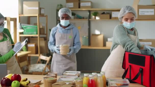 Team Van Multi Etnische Collega Beschermende Maskers Handschoenen Wegwerp Hoeden — Stockvideo