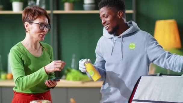 Livreur Afro Américain Positif Dans Des Gants Déchargeant Des Aliments — Video