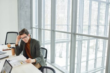 Masada oturan bir iş adamı.