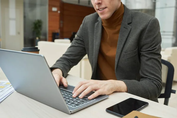 Homem de negócios usando laptop — Fotografia de Stock